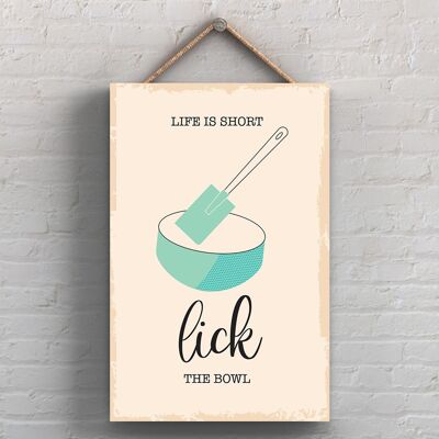 P1741 – Life Is Short Lick The Bowl Minimalistische Illustration zum Thema Küche auf einer hängenden Holztafel
