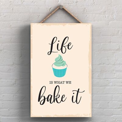 P1742 - La vita è ciò che sforniamo Illustrazione minimalista Opera d'arte a tema cucina su una targa di legno appesa
