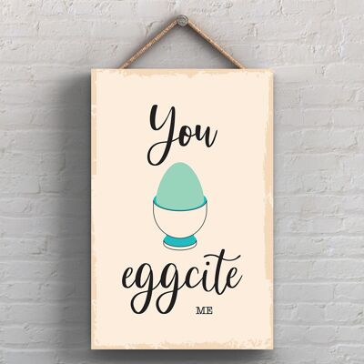 P1757 - You Eggcite Me Ilustración minimalista Obra de arte temática de cocina en una placa de madera colgante