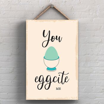 P1757 - You Eggcite Me Illustration minimaliste sur le thème de la cuisine sur une plaque en bois suspendue 1