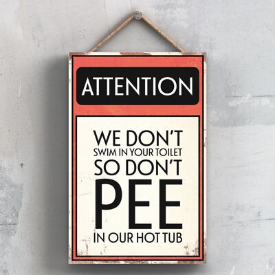 P2006 - Cartel tipográfico Atención Don't Pee impreso en una placa colgante de madera
