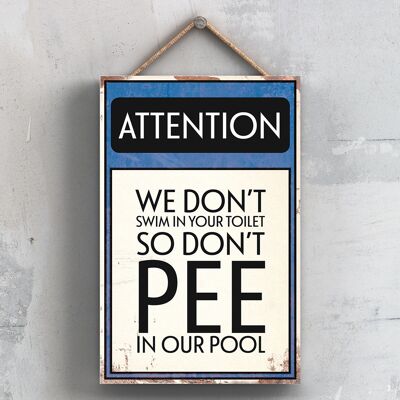 P2007 - Cartel tipográfico Atención Don't Pee impreso en una placa colgante de madera