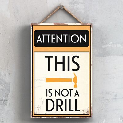 P2010 – Achtung, dies ist kein Drill-Typografie-Schild, das auf eine hölzerne Hängetafel gedruckt ist