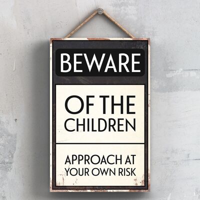 P2013 – Beware Of The Children Typografie-Schild, gedruckt auf einer hölzernen Hängeplakette