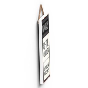 P2013 - Méfiez-vous des enfants typographie signe imprimé sur une plaque à suspendre en bois 4
