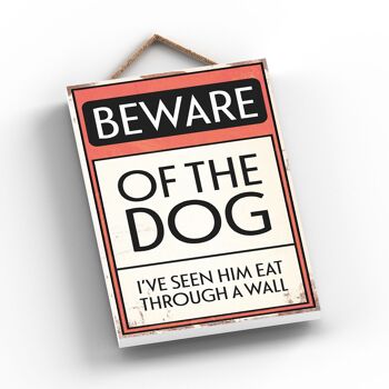 P2015 - Beware Of The Dog Typography Sign Imprimé sur une plaque à suspendre en bois 2