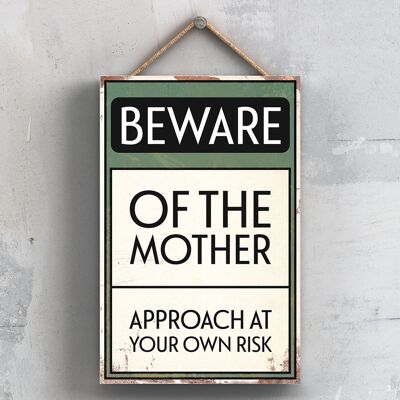 P2019 - Beware Of The Mother Typography Sign Imprimé sur une plaque à suspendre en bois