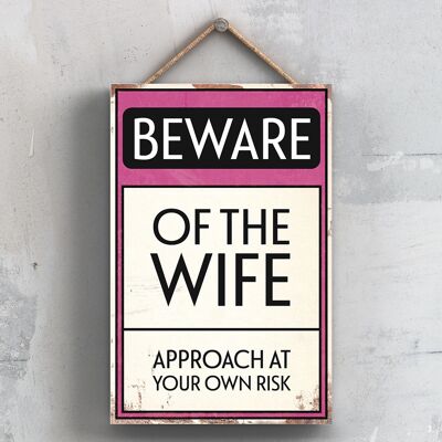 P2020 – Beware Of The Wife Typografie-Schild, gedruckt auf einer Holztafel zum Aufhängen