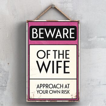 P2020 - Beware Of The Wife Typography Sign Imprimé sur une plaque à suspendre en bois 1