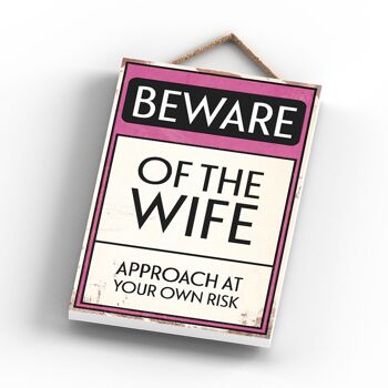 P2020 - Beware Of The Wife Typography Sign Imprimé sur une plaque à suspendre en bois 3