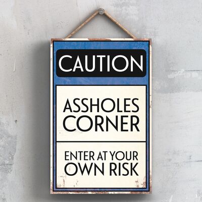 P2022 – Typografieschild „Caution Assholes Corner“, gedruckt auf einer hölzernen Hängetafel