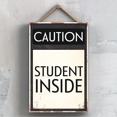 P2032 - Señal tipográfica de precaución para estudiantes en el interior impresa en una placa colgante de madera