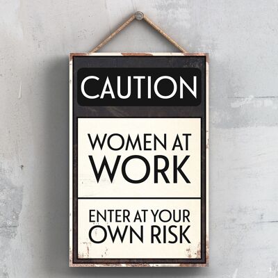 P2036 - Cartel tipográfico de precaución Mujeres en el trabajo impreso en una placa colgante de madera