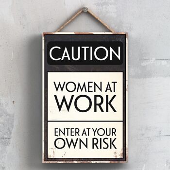 P2036 - Attention Femmes Au Travail Typographie Sign Imprimé Sur Une Plaque Suspendue En Bois 1