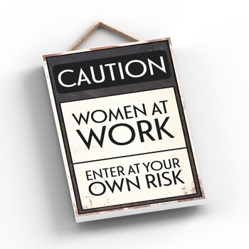 P2036 - Attention Femmes Au Travail Typographie Sign Imprimé Sur Une Plaque Suspendue En Bois 2
