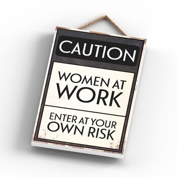 P2036 - Attention Femmes Au Travail Typographie Sign Imprimé Sur Une Plaque Suspendue En Bois 3