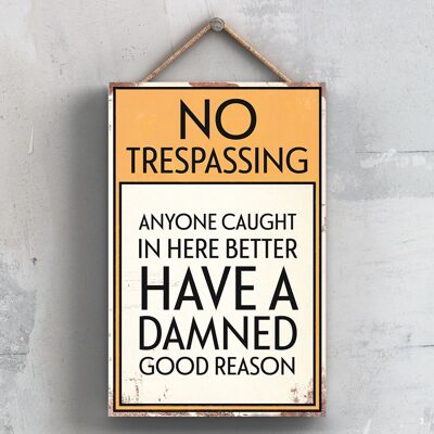 P2062 – No Trespassing Damned Good Reason Typografie-Schild, gedruckt auf einer hölzernen Hängeplakette