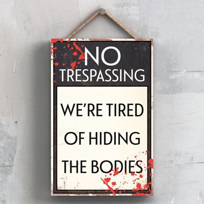 P2063 – No Trespassing We're Müde vom Verstecken des Typografie-Schildes der Körper, gedruckt auf einer hölzernen Hängetafel