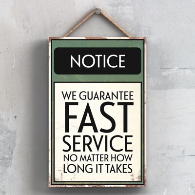 P2073 – Typografisches Schild „Notice Guarentee Fast Service“, gedruckt auf einer Holztafel zum Aufhängen