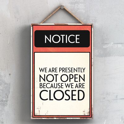 P2074 – Beachten Sie, dass wir derzeit nicht geöffnet sind. Typografie-Schild, gedruckt auf einer hölzernen Hängetafel