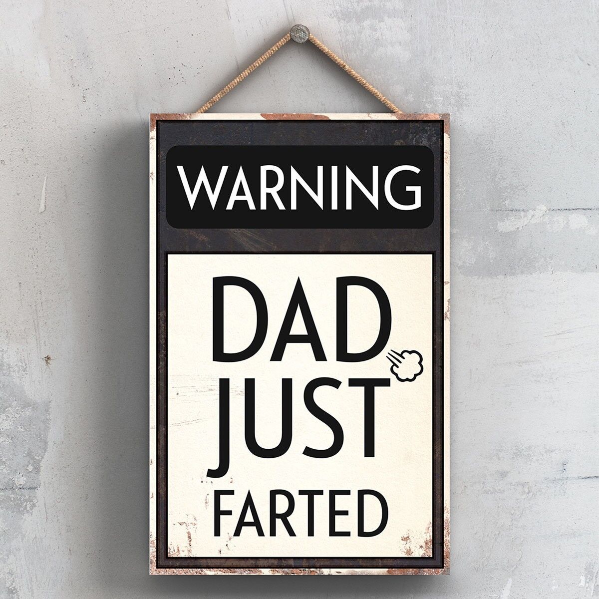 P2083 - Avvertimento papà appena scoreggiato cartello tipografico stampato su una targa di legno appesa