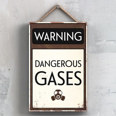 P2084 - Segnale tipografico di avvertenza sui gas pericolosi stampato su una targa di legno appesa
