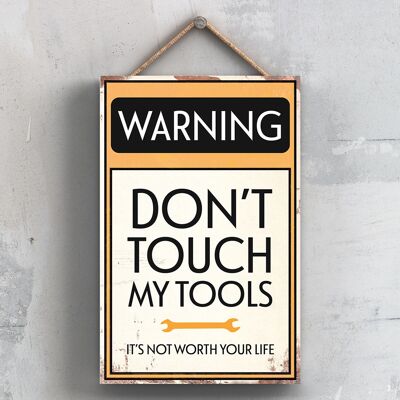P2086 - Señal tipográfica de advertencia Don't Touch My Tools impresa en una placa colgante de madera