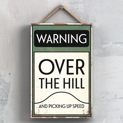 P2102 - Señal tipográfica de advertencia sobre la colina y acelerando la velocidad impresa en una placa colgante de madera