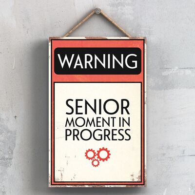 P2105 – Warning Senior Moment In Progress Typografie-Schild, gedruckt auf einer hölzernen Hängeplakette