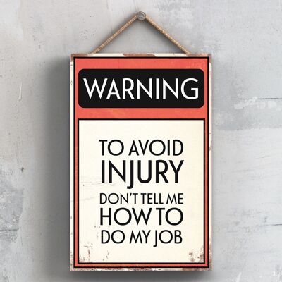 P2109 - Avvertenza per evitare lesioni Non dirmi come fare il mio lavoro Cartello tipografico stampato su una targa di legno appesa