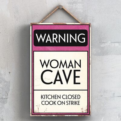 P2110 – Warning Woman Cave Typografie-Schild, gedruckt auf einer Holztafel zum Aufhängen