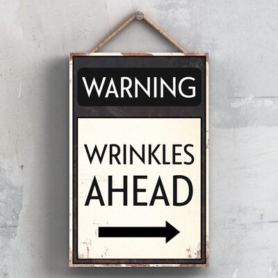 P2111 – Warning Wrinkles Ahead Typografie-Schild, gedruckt auf einer hölzernen Hängeplakette