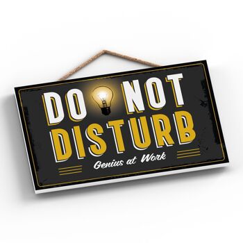 P2120 - Do Not Disturb Genius At Work Funny Hanging Hanger Plaque en bois 2