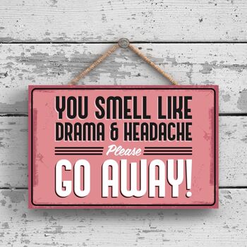 P2159 - Do Not Disturb You Smell Like Drama Funny Hanging Hanger Plaque en bois 1
