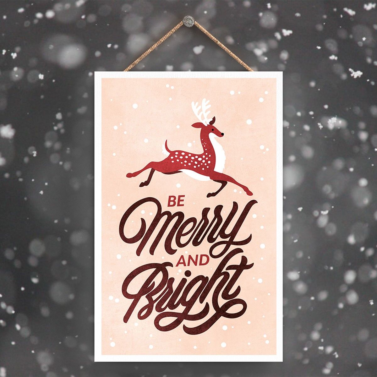 P2275 - Be Merry And Bright Reindeer Pink Tipografía en una placa colgante de madera con retrato rectangular