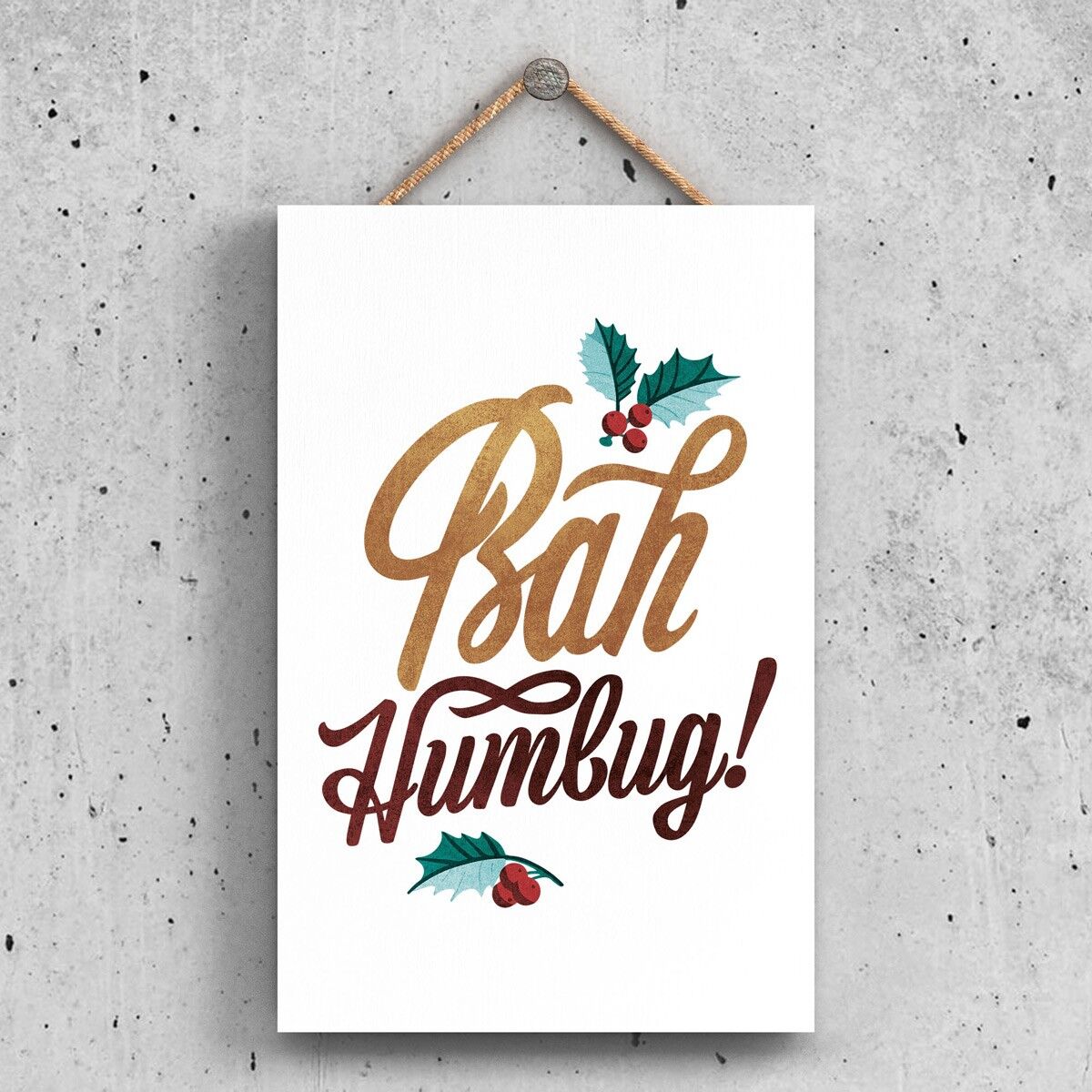 P2306 – Bah Humbug Gold und rote Typografie auf einem rechteckigen Porträt-Holzschild zum Aufhängen