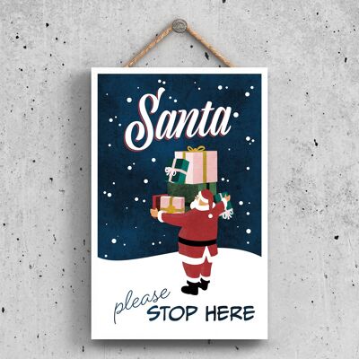 P2335 – Santa Please Stop Here Weihnachtsmann mit Geschenken Typografie auf einem rechteckigen Hochformat aus Holz zum Aufhängen