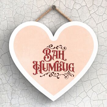 P2403 - Bah Humbug Typographie Rose Et Rouge Sur Plaque à Suspendre En Bois En Forme De Coeur