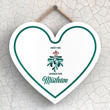 P2416 - Meet Me Under The Mistletoe Typographie verte sur une plaque à suspendre en bois en forme de cœur 1