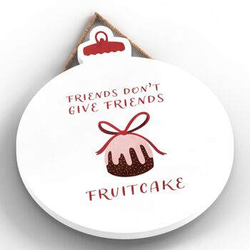 P2473 - Les amis ne donnent pas aux amis la typographie de gâteau aux fruits sur une plaque suspendue en bois en forme de boule 2