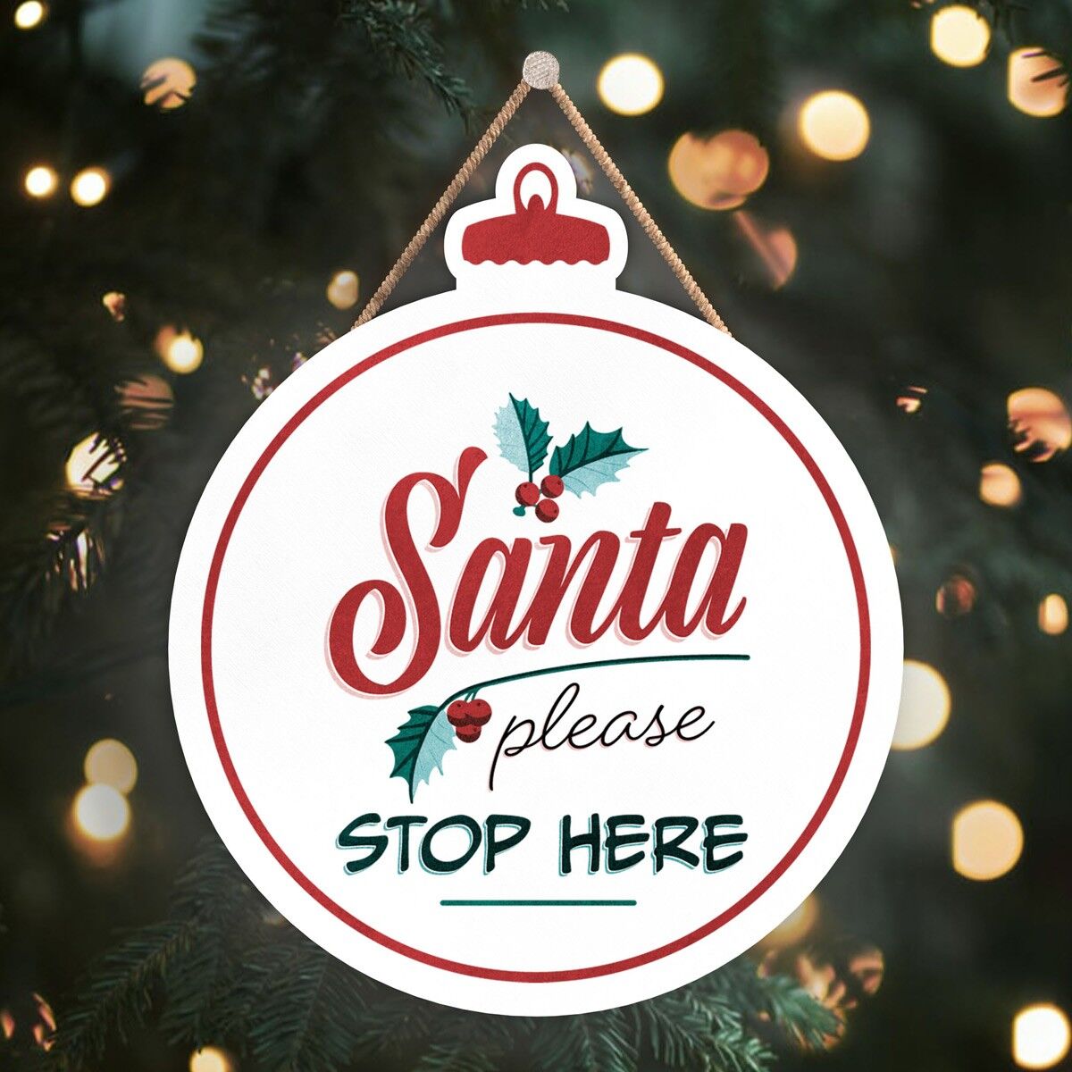 P2488 – Santa Please Stop Here Typografie auf einem hölzernen Hängeschild in Kugelform