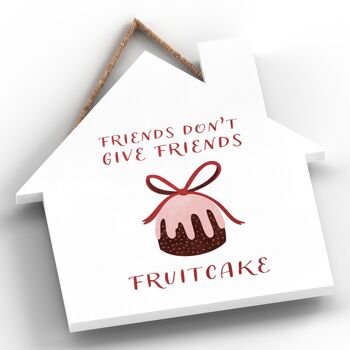 P2504 - Les amis ne donnent pas aux amis la typographie de gâteau aux fruits sur une plaque suspendue en bois en forme de maison 2