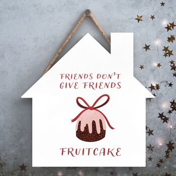 P2504 - Les amis ne donnent pas aux amis la typographie de gâteau aux fruits sur une plaque suspendue en bois en forme de maison 1