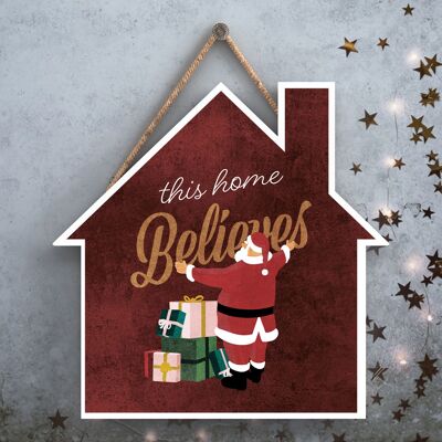 P2522 – Dieses Haus glaubt dem Weihnachtsmann mit Geschenken Typografie auf einem hölzernen Hängeschild in Form eines Hauses