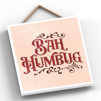 P2527 - Bah Humbug Typographie Rose Et Rouge Sur Une Plaque à Suspendre En Bois De Forme Carrée 2