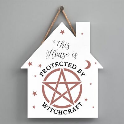 P2638 – Protected By Witchcraft Hausförmige Hexerei-Themen-Halloween-Plakette zum Aufhängen aus Holz