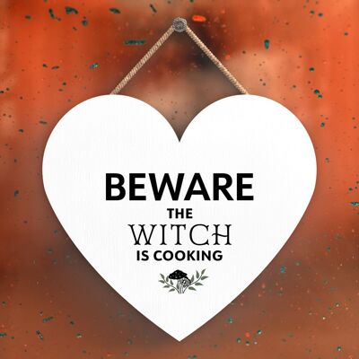 P2701 - Méfiez-vous de la cuisine des sorcières en forme de cœur sur le thème de la sorcellerie Plaque à suspendre en bois d'Halloween
