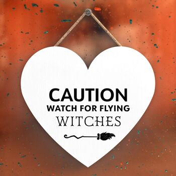 P2706 - Attention Sorcières volantes en forme de cœur sur le thème de la sorcellerie Halloween Plaque à suspendre en bois 1