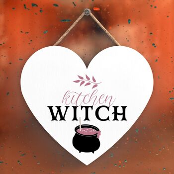 P2719 - Plaque à suspendre en bois sur le thème de la sorcellerie en forme de coeur de sorcière de cuisine 1