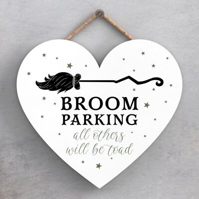 P2790 - Placa colgante de madera con tema de brujería en forma de corazón para estacionamiento de escobas de Halloween